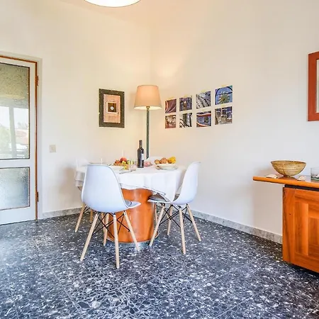 Amazing In With Kitchen Apartment *